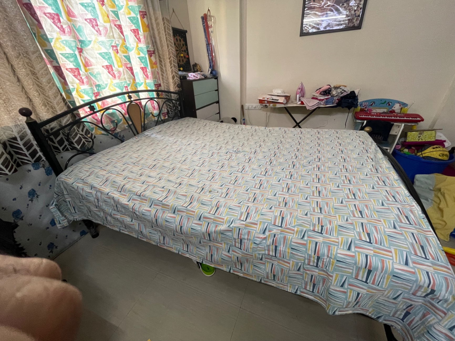 Queen size metal bed without storage - Image 2