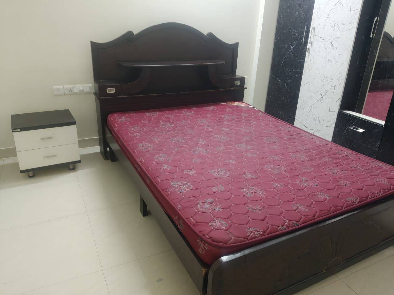 🛏️ Bed & Mattress for Sale – Queen Size - Image 6