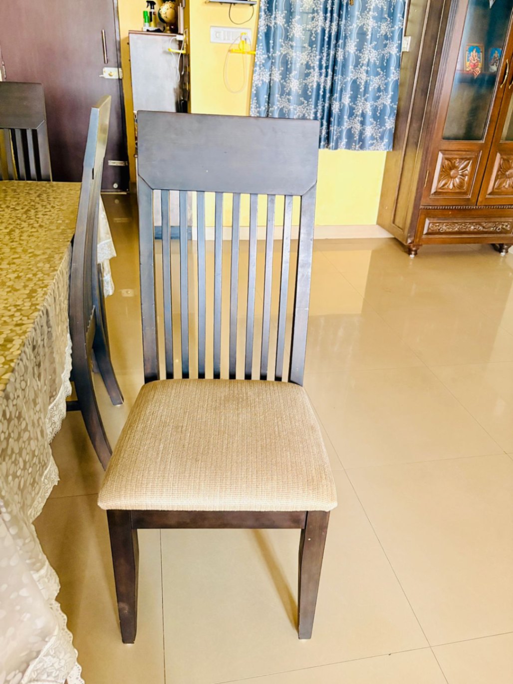 6 seater dining table for sale - Image 3