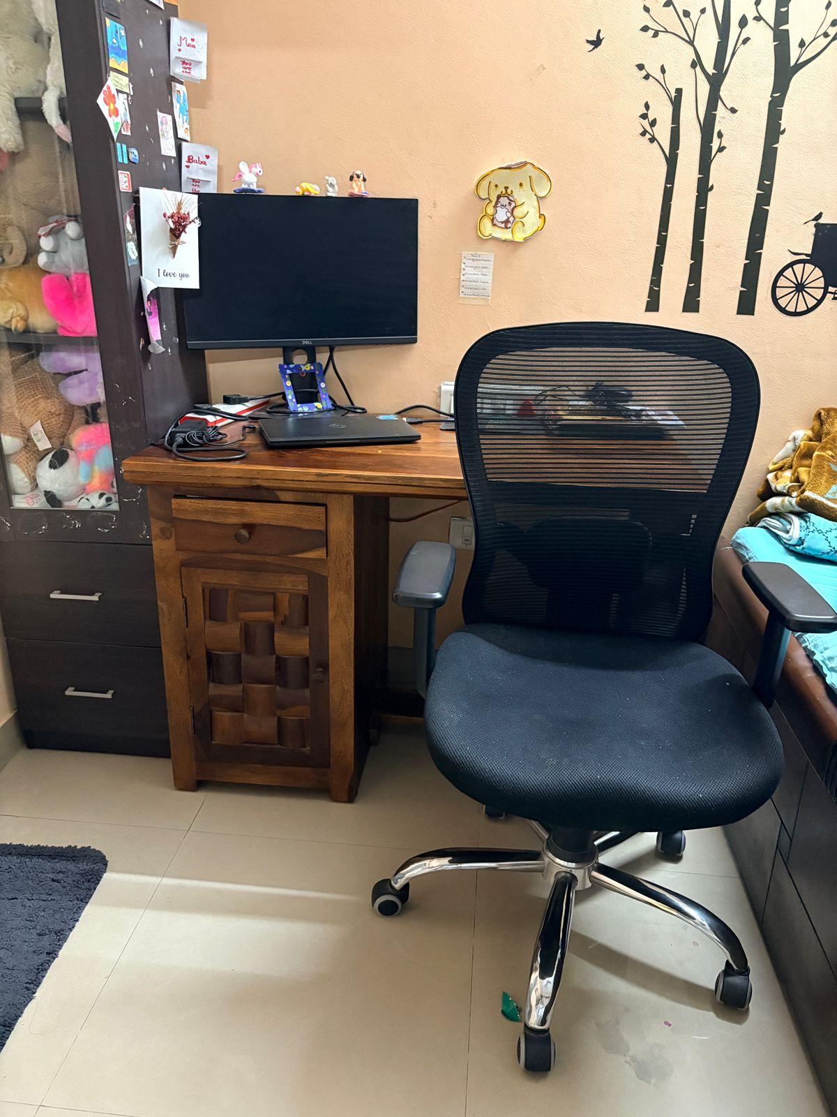Office table and chair for sale - Image 3