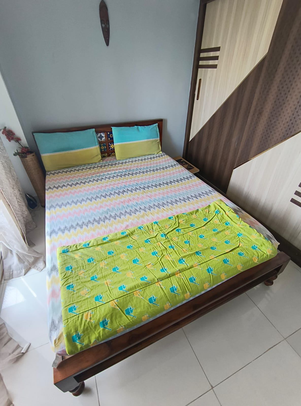 Pepperfry Siramika Solid Sheesham Queen Bed | Excellent Condition - Image 3