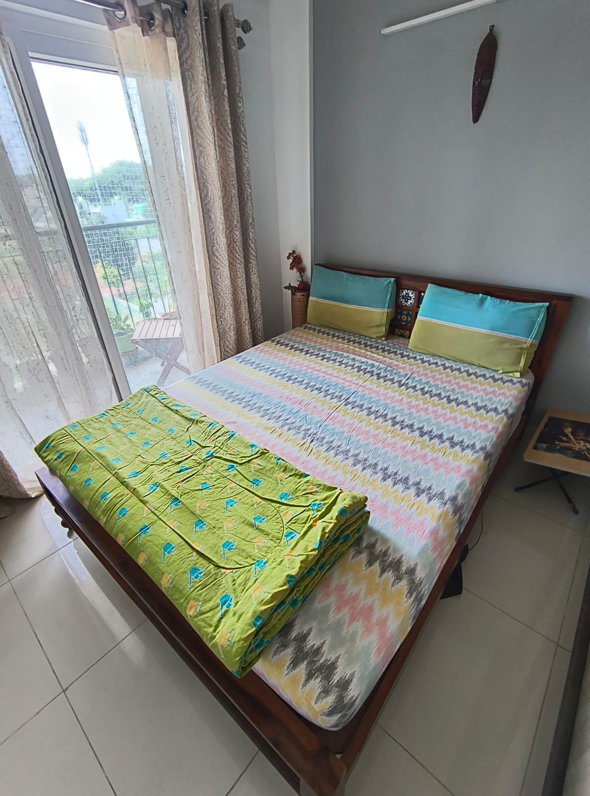 Pepperfry Siramika Solid Sheesham Queen Bed | Excellent Condition - Image 1
