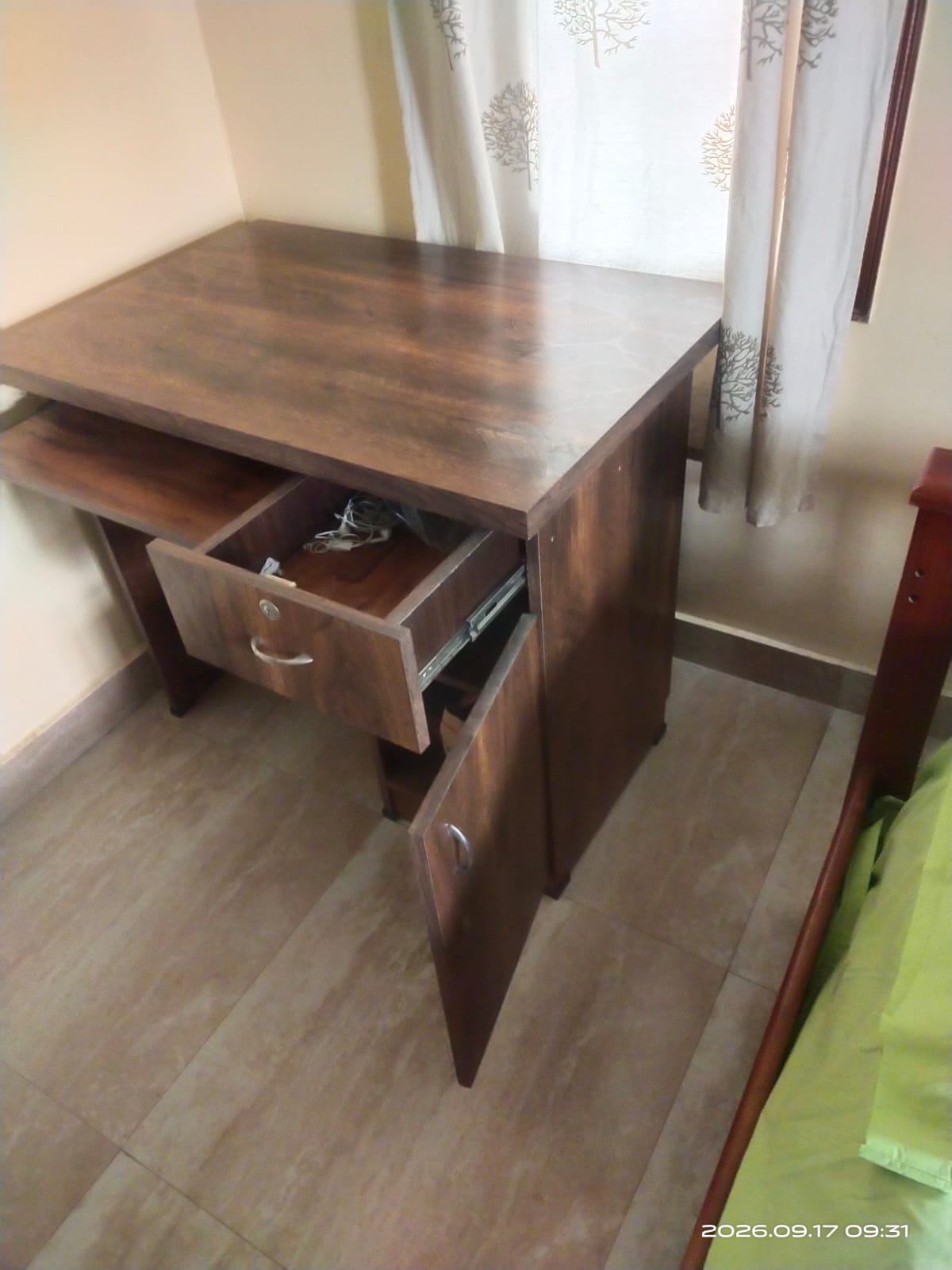 Computer table with drawer and storage space - Image 2