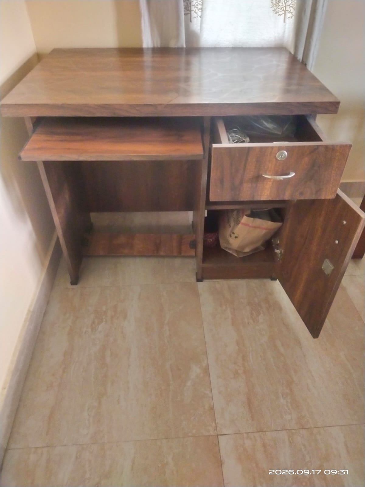 Computer table with drawer and storage space - Image 1