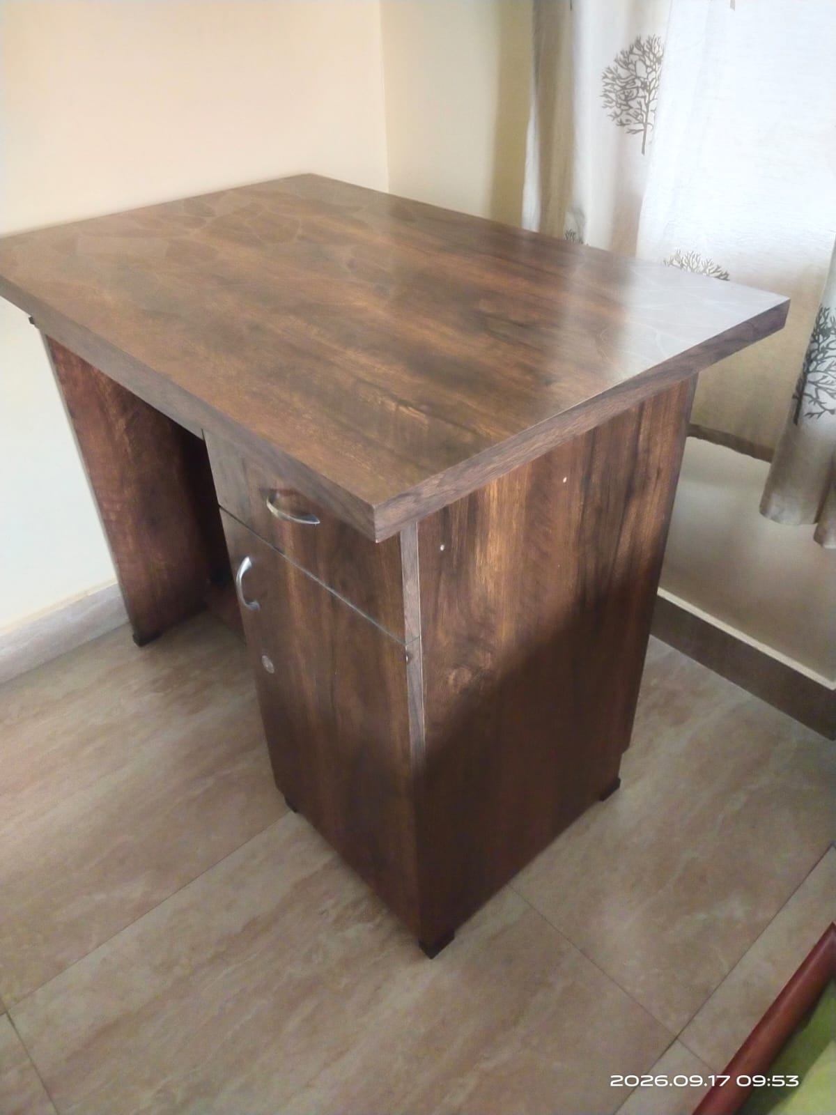 Computer table with drawer and storage space - Image 3
