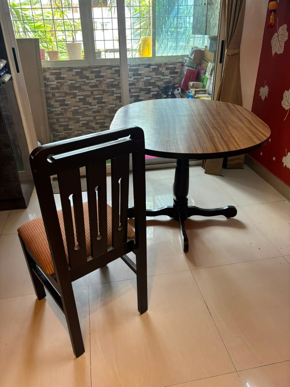 Hard wood - 4 chairs and one oval dining table - Image 4