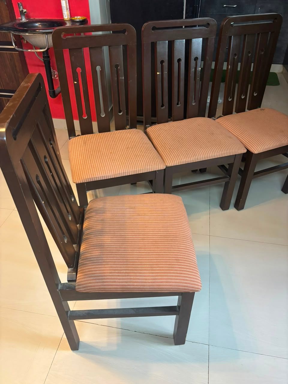 Hard wood - 4 chairs and one oval dining table - Image 5