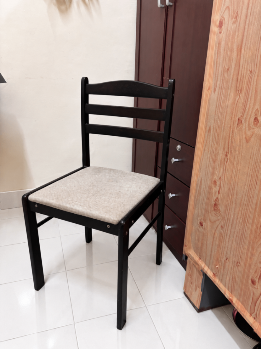 6 seater Oval Glass dinning table with 4 matching chanirs - Image 1