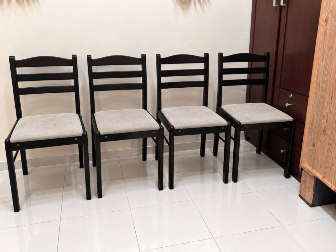 6 seater Oval Glass dinning table with 4 matching chanirs - Image 5
