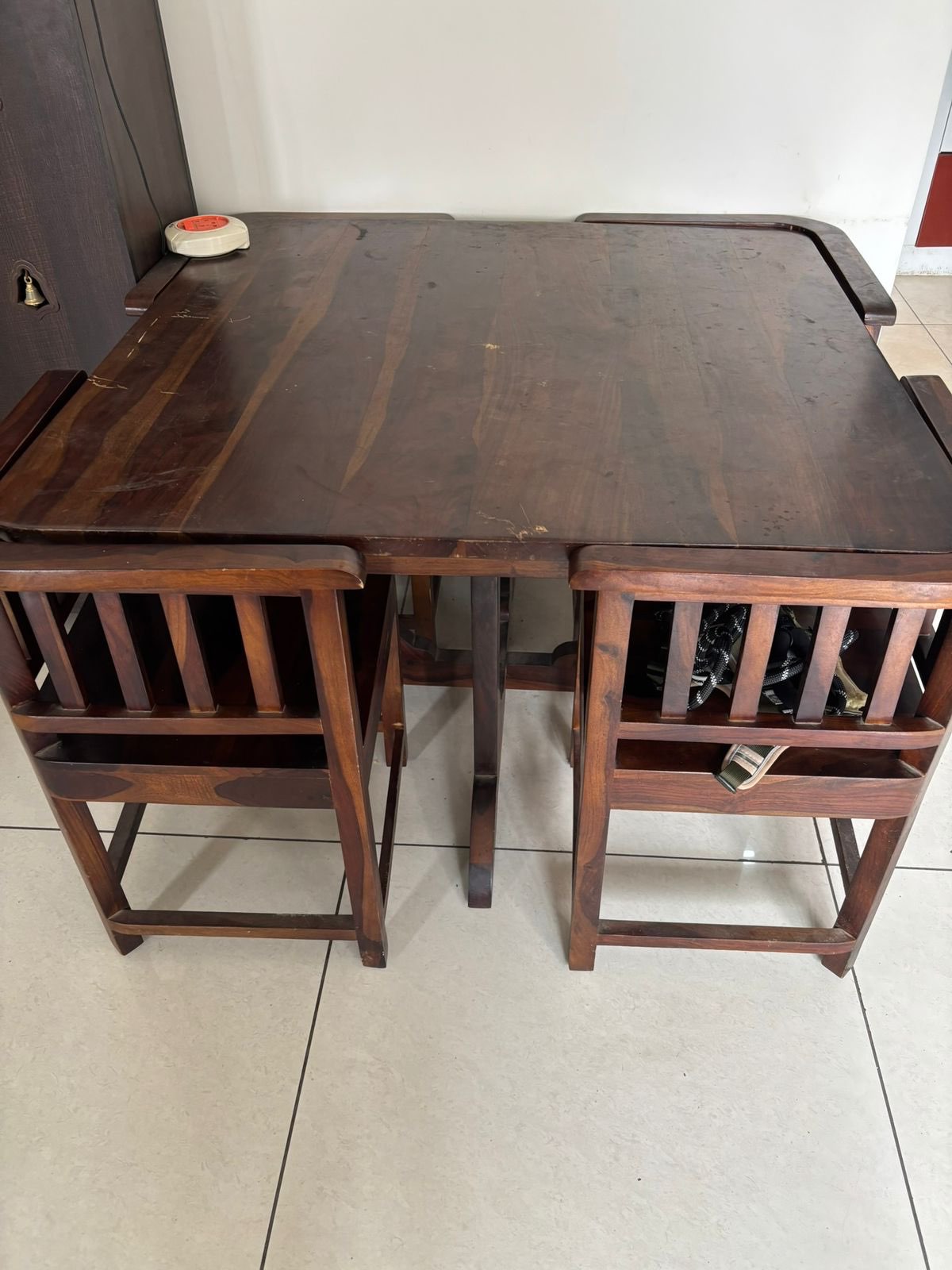 4 seater dinning table  - Image 1