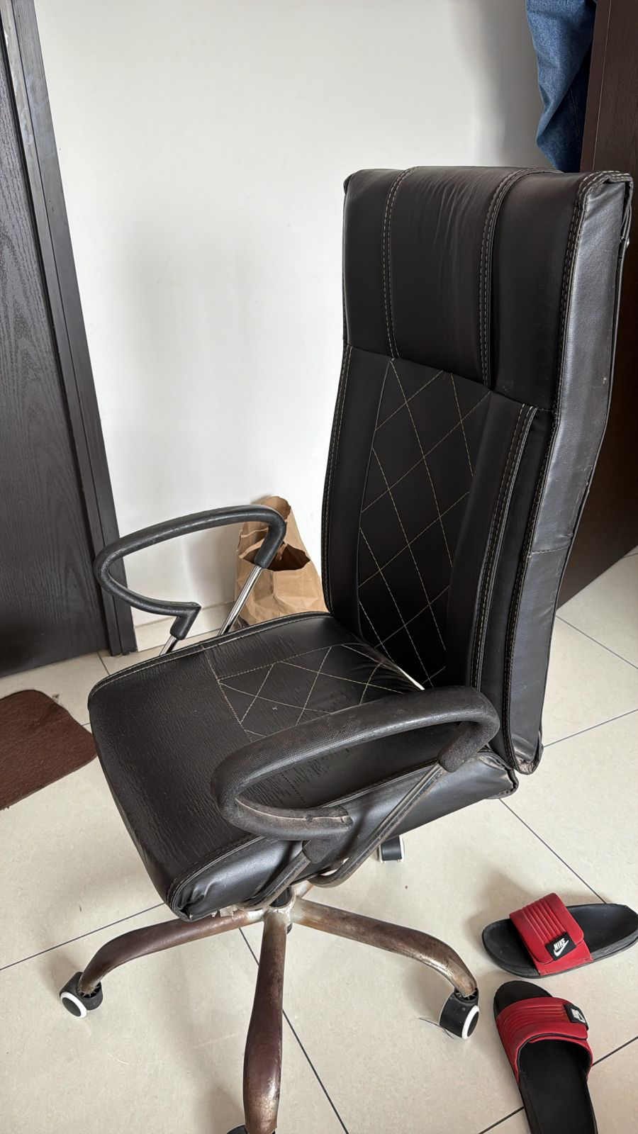 Office table and chair - Image 3