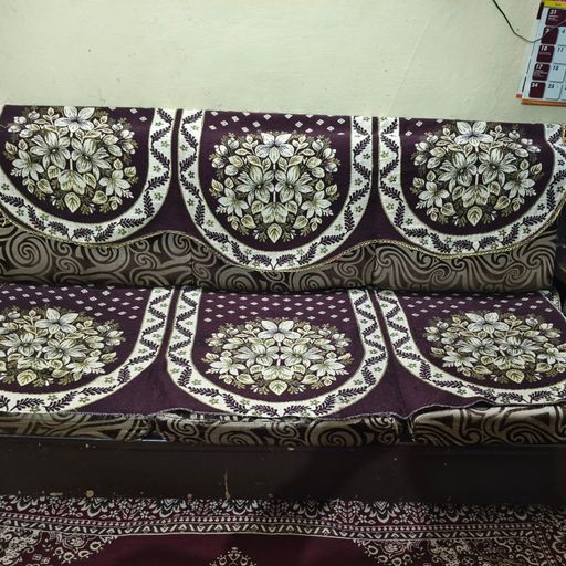 5 seater wodeen sofa . Note : Payment should be in cash - Thumbnail