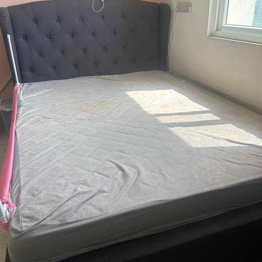Queen size bed and mattress - Thumbnail